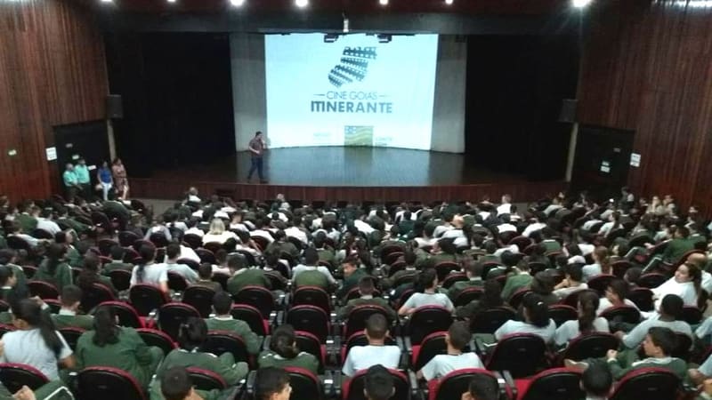 Crianças assistem filme do Goiás Itinerante, que já passou pelas cidades de Amaralina, Nova Glória e Cristalina | Foto: Secult Goiás
