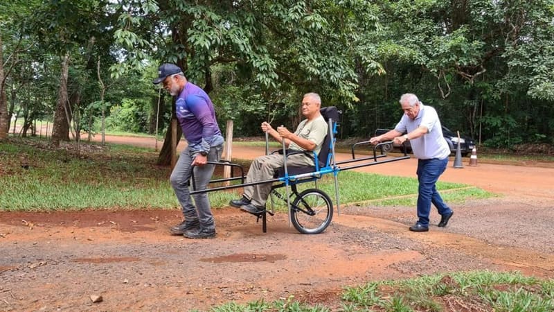 Cadeirantes podem visitar trilhas e caminhos do Peamp, de forma gratuita, com  cadeira adaptada | Foto: Semad