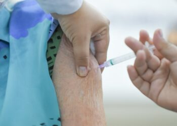 Vacina bivalente estará disponível para todos os grupos prioritários