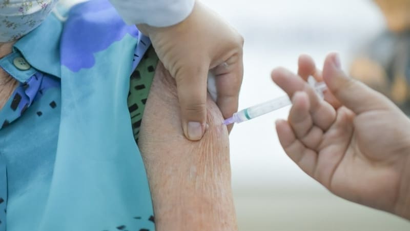 Vacina bivalente está disponível para todos os grupos prioritários