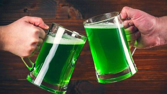 Os chopes verdes são tradicionais no Saint Patrick' Day, celebrado no dia 17 de março | Foto: iStock/Divulgação