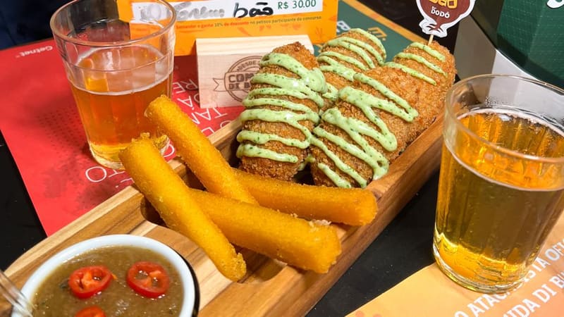 Prato do Bar do Dodô, vencedor de 2022 do Comida di Buteco: Roquete de galinha caipira, recheado com moela, muçarela e milho. Acompanhado de polenta frita e pirão | Foto: Paula Falcão