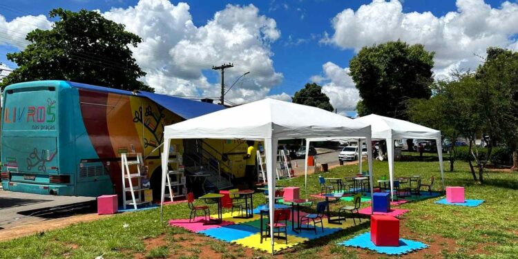 Livros nas Praças: ônibus-biblioteca do projeto está em Goiânia