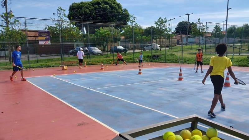 Aula de tênis no Parque Municipal Odilon Soares, Setor Faiçalville | Foto: Smesp