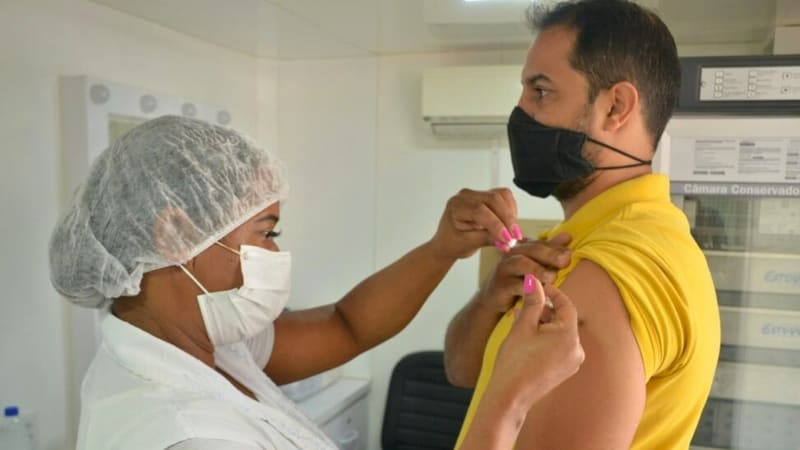 Homem é vacinado em Aparecida de Goiânia. A ampliação segue recomendação do Ministério da Saúde | Foto: Ênio Medeiros