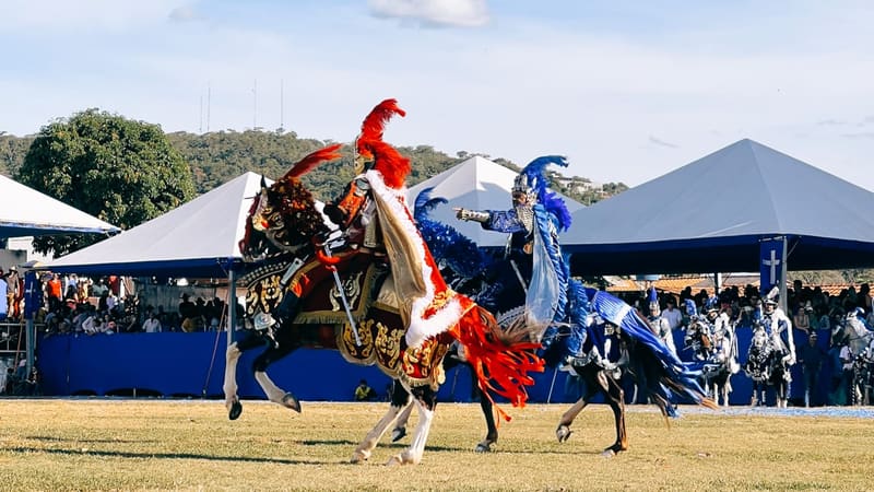 Cavaleiros Mouro e Cristão durante a abertura das Cavalhadas de Pirenópolis, no último domingo (28/5), no Cavalhódromo da cidade | Foto: Paula Falcão