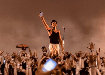 Tiago Iorc faz show da turnê "Daramô" em Goiânia