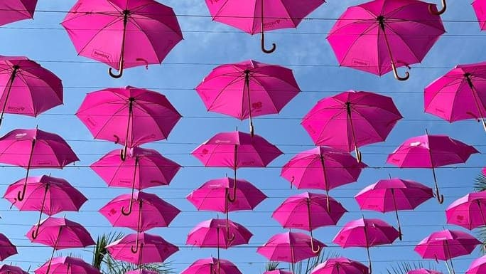 Goiânia ganha túnel com mais de 1,5 mil guarda-chuvas rosa