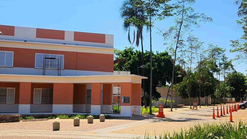 Centro Cultural Marietta Telles, na Praça Cívica, está passando por reforma | Foto: Carlos Freitas