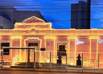 Sede do IHGG, na Praça Cívica, tem decoração de Natal inaugurada
