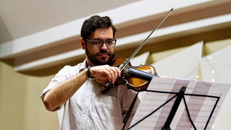 Professor Eduardo Henrique durante o Recital do ano de 2022 | Foto: Gullo Escola de Música