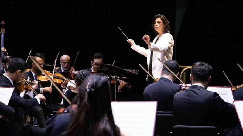 Mariana Menezes é destaque no cenário musical brasileiro e, reconhecidamente, uma das mais jovens maestras já regeu algumas das principais orquestras brasileiras| Foto: Cinthia Oliveira