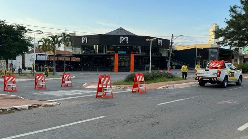 Via bloqueada na Alameda Ricardo Paranhos, no Setor Marista | Foto: SMM