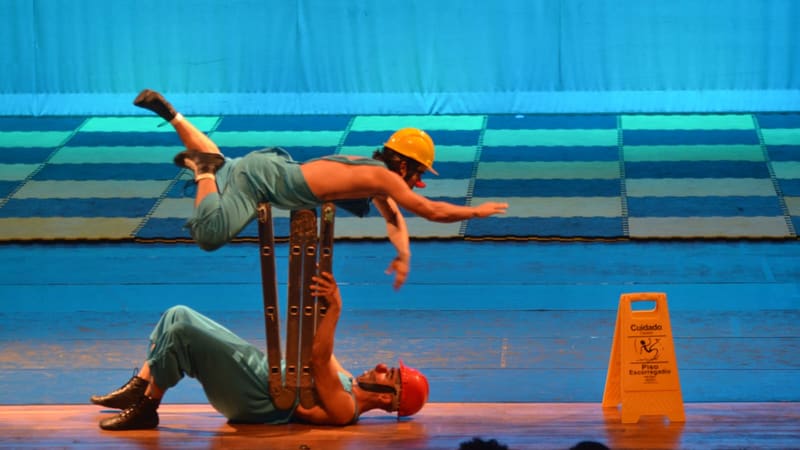 Cidades do interior de Goiás recebem espetáculo de acrobacias