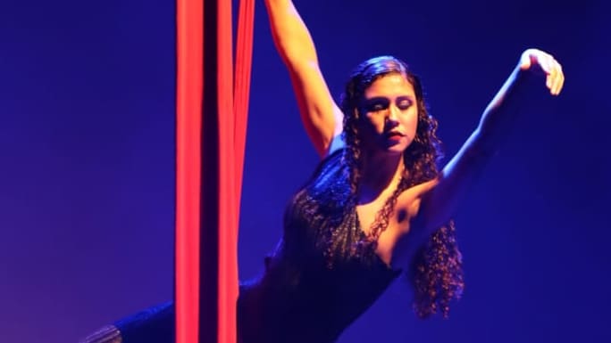 Um dos cursos oferecidos é o iniciação ao tecido acrobático, com Luana Beatriz (foto) | Foto: Diivulgação