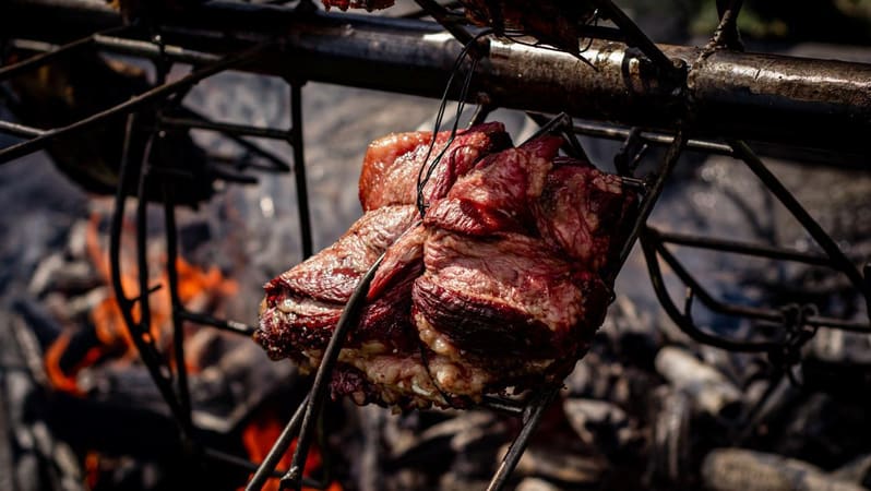 Cardápio do Taurus tem diferentes cortes e maneiras de preparar a carne, seja na brasa, bafo, fogo de chão, na parrilla ou pitsmoker | Foto: Divulgação