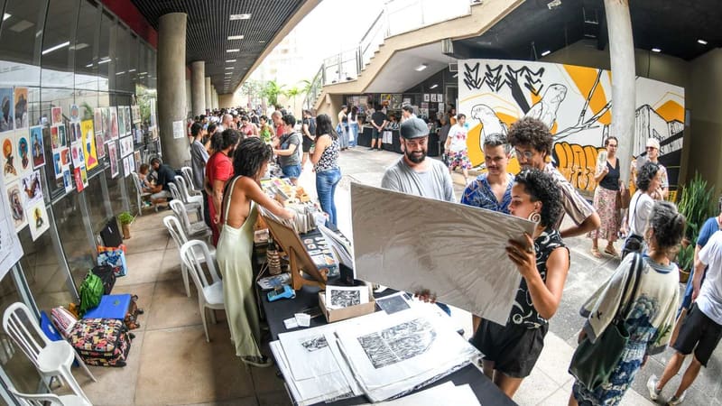 Feira e-cêntrica 2024 reúne publicadores e artistas de 5 estados e do DF