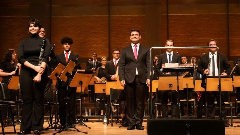 Legenda: Maestro titular Gustavo Aprigio rege concerto que abre temporada da Banda Sinfônica Jovem de Goiás | Foto: Cinthia Oliveira