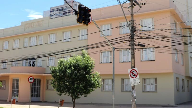 Grande Hotel, no Centro de Goiânia, recebe nova pintura externa