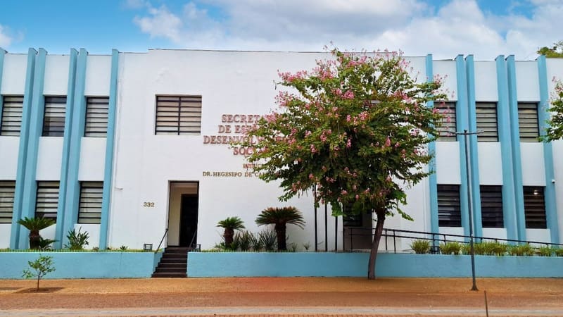 Fachada do prédio da Seds, na Praça Cívica, que também foi revitalizado | Foto: Secult Goiás