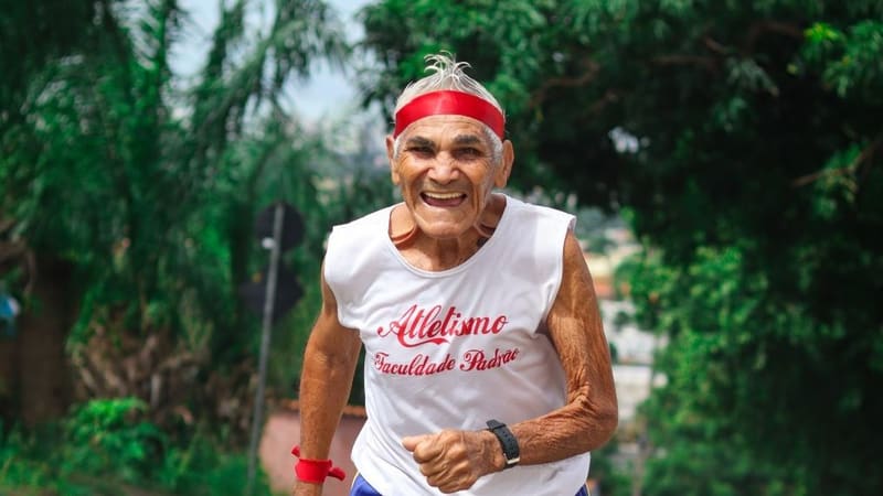 Curta-metragem de 17 minutos conta a história não convencional de  "Seu Francisco”, maratonista goiano de 91 anos | Foto: Divulgação