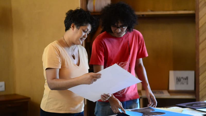 Artistas na montagem da feira de gravura, no Sertão Negro | Foto: Marcelo Ramalho