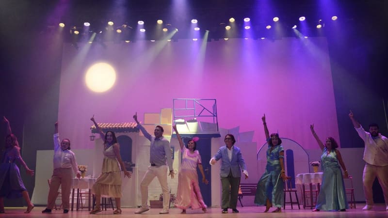 Basileu França apresenta Minha Mãe, uma adaptação do musical Mamma Mia!