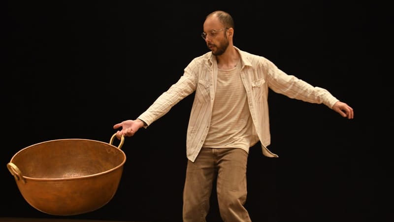 Ator e dramaturgo Hélio Fróes retorna aos palcos com estreia do monólogo “Cobre do meu pai”