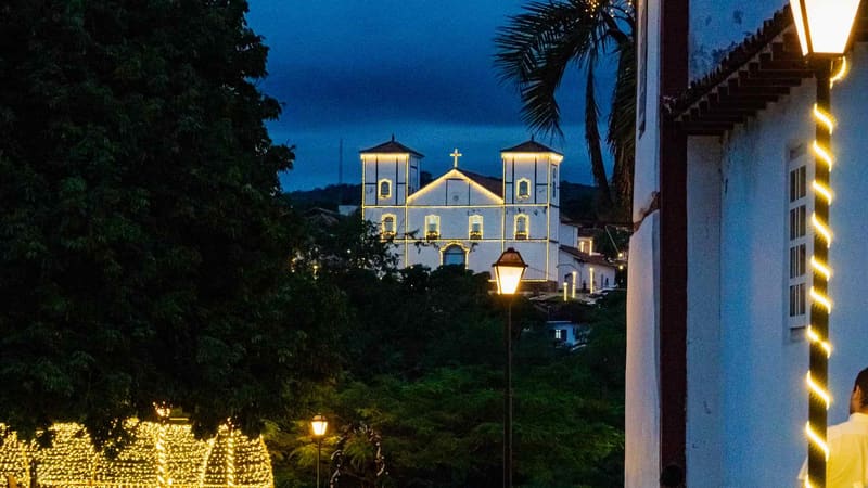 Igreja Matriz Nossa Senhora do Rosário iluminada para o Natal do Cerrado, em Pirenópolis | Foto: Álvaro Gaspre