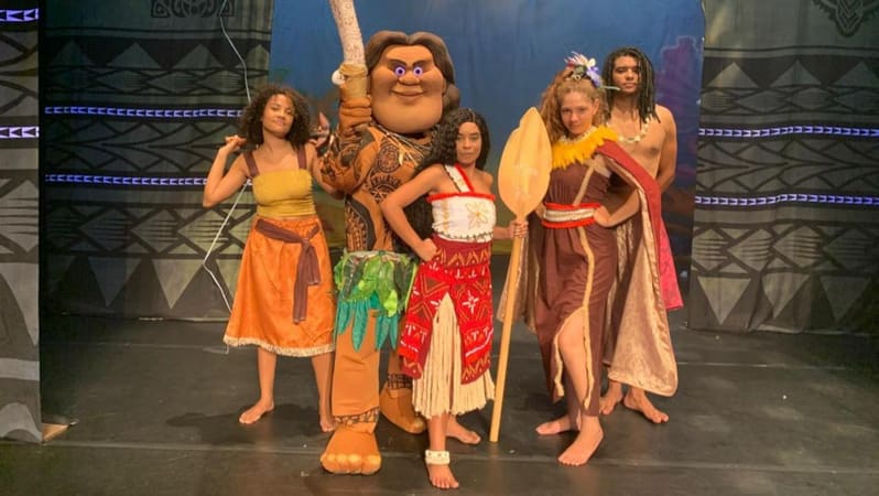 Espetáculo ao vivo da companhia “Magia Produções”, acompanhará o reencontro de Moana e Maui para uma nova aventura pelos mares | Foto: Divulgação