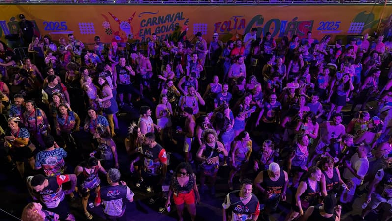 Pré-Carnaval reúne mais de 100 mil pessoas em Goiânia
