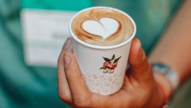 Público, ao entrar no evento, tem café à vontade, pode degustar vários tipos e perfis da bebida | Foto: Divulgação