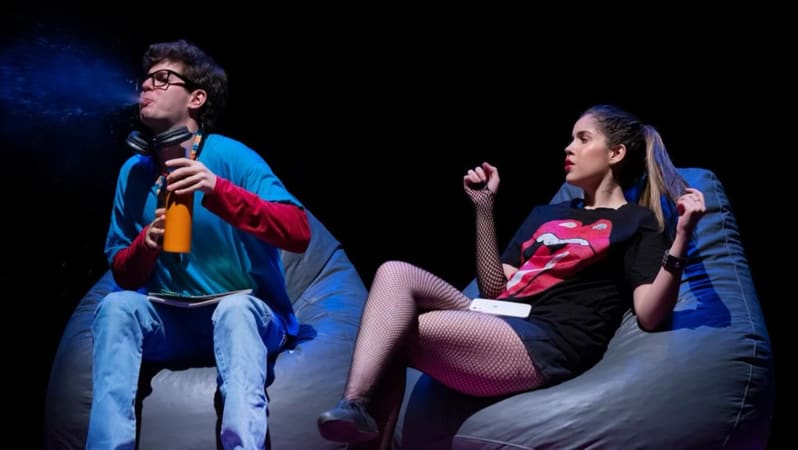 Cena da peça Descolados, que narra a história de Bernardo e Beatriz, que enfrentam as turbulências típicas do ambiente escolar e também se deparam com preconceitos, exclusão e a busca pelo pertencimento | Foto: Jhonnatas Franco