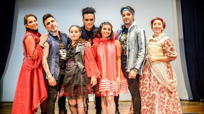 No espetáculo o amor é cantado, vivido e interpretado por três Romeus e três Julietas, simultaneamente | Foto: Layza Vasconcelos