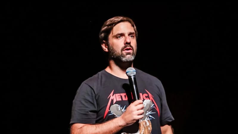 Fábio Rabin apresenta o stand-up comedy "Ladeira Abaixo" no Teatro Goiânia