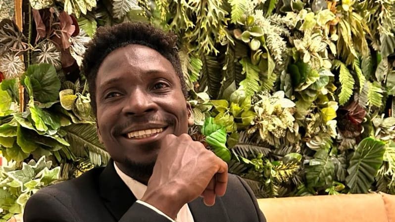 Ataopa, autor da obra faz parte da coletânea “Escritos do Meu Punho” e apresenta uma seleção de poesias que refletem o contexto africano-angolano | Foto: Divulgação