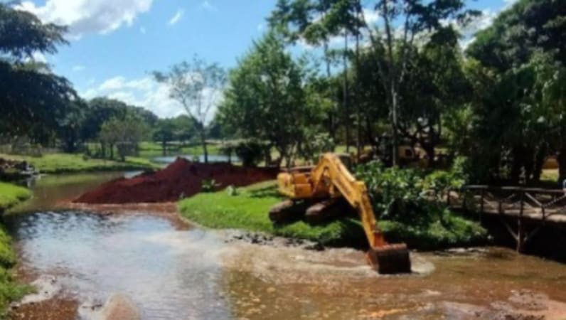 Máquina realiza desassoreamento no lago secundário do Parque Cascavel | Foto: Amma