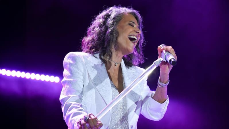 Simone realiza show em Goiânia no Teatro Rio Vermelho