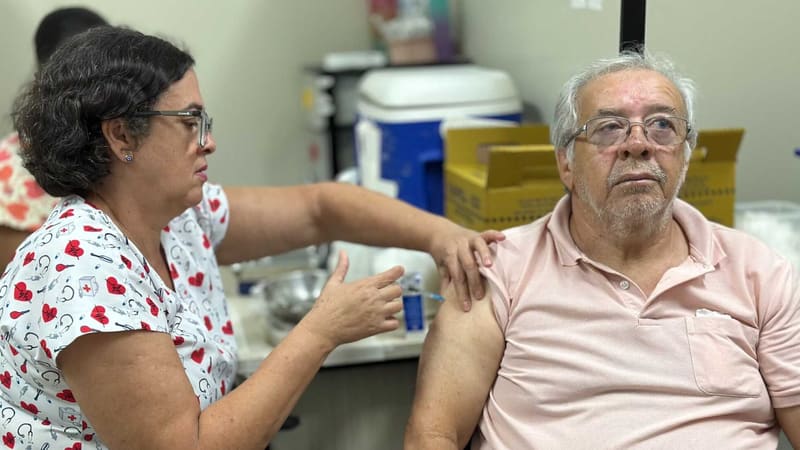 Idoso é vacinado contra Influenza em Goiânia | Foto: SMS