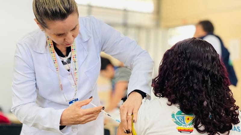 Adolescente recebe imunizante contra HPV no Colégio Estadual Cora Coralina | Foto: SMS