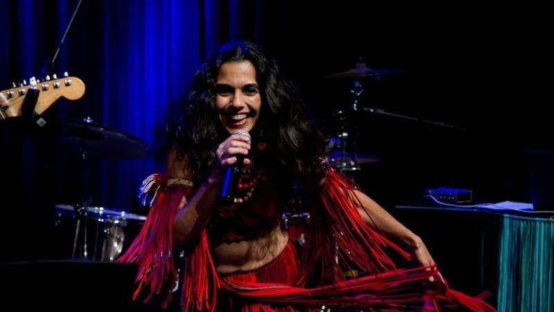Luau da Liberdade recebe show gratuito de Débora Di Sá nesta sexta-feira (20/6)