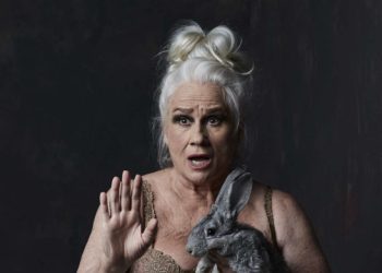 Vera Holtz retorna ao Teatro Goiânia com “Ficções”