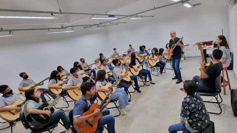 Governo de Goiás oferece 624 vagas gratuitas em cursos de teatro e violão em nove cidades