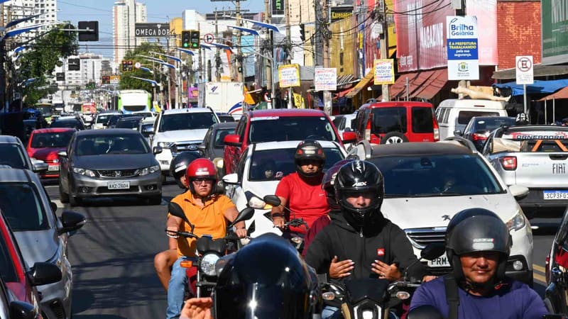 Trânsito na Avenida 24 de Outubro, no Setor Campinas | Foto: Alex Malheiros