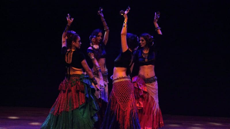 No palco, solos e formações coletivas se entrelaçam em uma dança que transita entre o individual e o coletivo | Foto: Companhia Anhuma Tribal