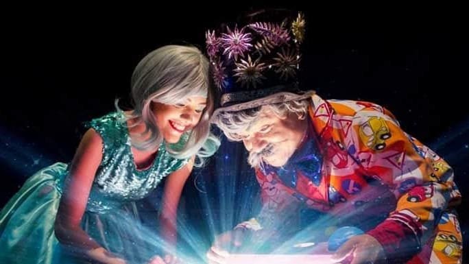 Espetáculo da Cia de Teatro Carlos Moreira une personagens clássicos para show de talentos