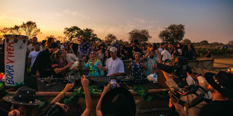 Festa Pitoresca une música eletrônica e vinho em Pirenópolis