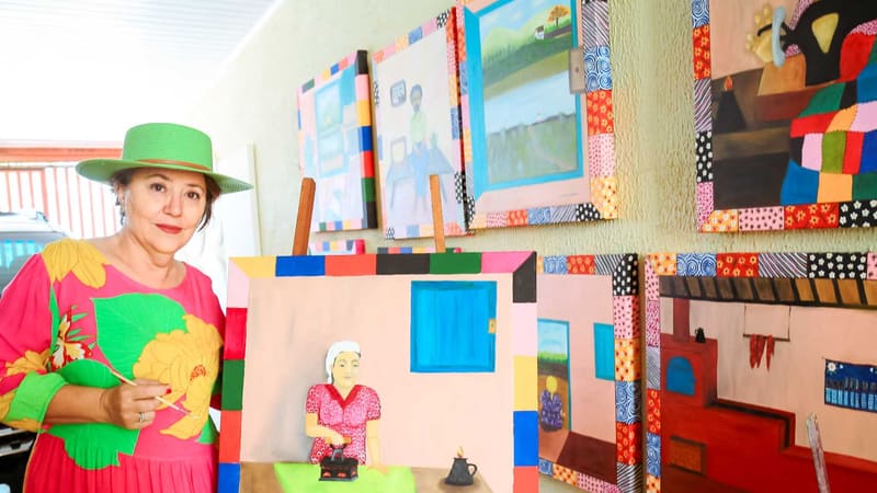 Artista Selma di Medeiros com algumas de suas obras | Foto: Natascha Paolini