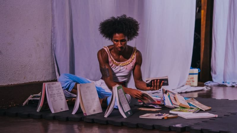 Orum Aiyê estreia solo circense teatral “Sob(re) a pele”