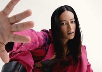 Cantora Jaloo apresenta pocket show gratuito no Teatro Goiânia